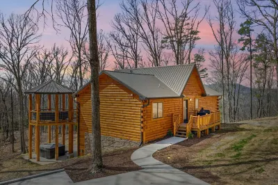 Above the Summit 5 Bedroom Cabin by RedAwning Hotel di Sevier County