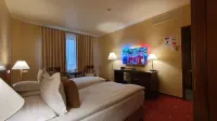 Garden Club - Hotel & Restaurant - Free Outdoor Pool & Parking