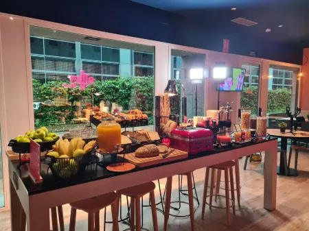 Ibis Madrid Alcala de Henares la Garena Отели рядом с достопримечательностью «Museo de Esculturas al Aire Libre FINAL»