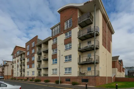 Harris Retreat - Donnini Apartments Отели рядом с достопримечательностью «Библиотека Форхилл Бранч»