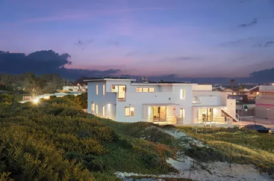 Oceanfront 2BR + Rooftop Deck, & Beach Access Strand Way B