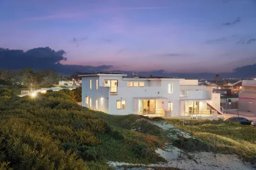 Oceanfront 2BR + Rooftop Deck, & Beach Access Strand Way B