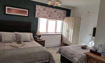Room in Guest Room - Family Room with Private Bathroom