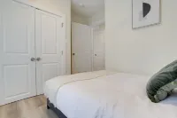 Chic Retreat - WiFi, Dishwasher, Washer/Dryer, AC Hotels in 