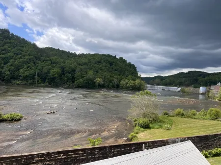 Beautiful new Condo sleeps up to 16 on New River with Rooftop Deck view of Falls