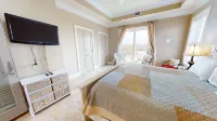 Ocean View and Spacious Living Areas - Lavish Coastal Retreat 폴리 비치 피어 주변 호텔