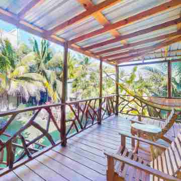 Charming guesthouse with balcony, hammock, WiFi & partial AC - walk to the beach Others