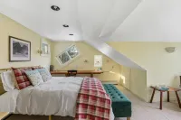 Tubing , Hiking and Jay Peakfun at the Cliff House 몽고메리 호텔