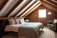 Large Log Cabin with Inground Pool, Hot Tub, Fire Pit Near Mohican State Park