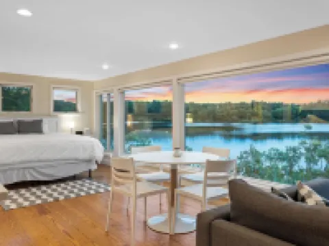 WOW View! Waterfront Cottage. Private Beach, King Bed, Full Kitchen. Relax&Enjoy โรงแรมในSandwich