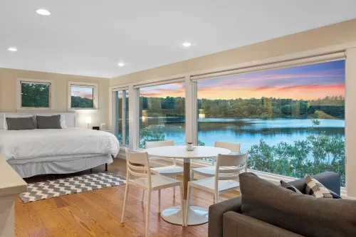 WOW View! Waterfront Cottage. Private Beach, King Bed, Full Kitchen. Relax&Enjoy