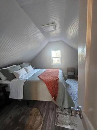 Nestled in the charming University Place, our cozy house is a perfect retreat! Отели в г. Юниверсити Плейс