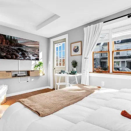 The Saco Suite - Downtown, Dog Friendly, Sleeps 4, Walk to Bars & Restaurants!