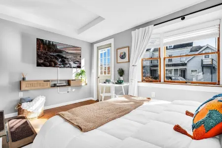The Saco Suite - Downtown, Dog Friendly, Sleeps 4, Walk to Bars & Restaurants!