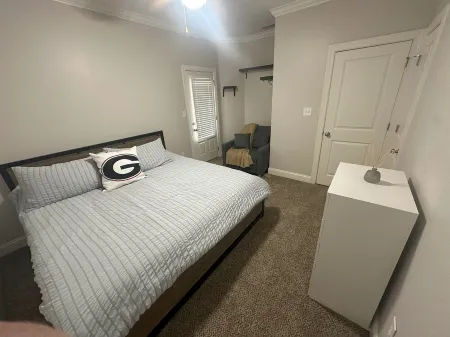 Cozy 2-bedroom condo in amazing Athens with WiFi, AC close to Campus & 5 points Отели в г. Атенс