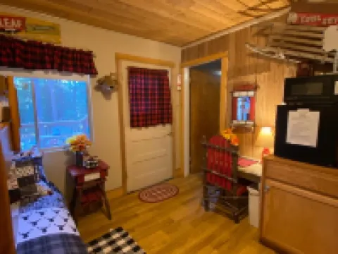 Mountain Cabin walking distance to Park and Brewery. Level off street parking. 클라우드크로프트 호텔