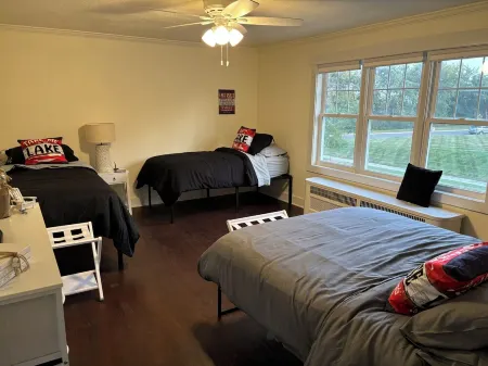 Gorgeous 6-bedroom house. Sleeps 16. .3 mile from the beach! Отели рядом с достопримечательностью «YMCA»