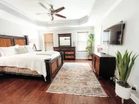 Great house in Clarksville!  Located by Hospital Hotels near Beachaven Vineyards & Winery