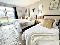 Spacious Highland Park Hideaway - 3 Bedroom - Sleeps 9 - Rooftop Deck