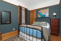 5 Bedroom Wrigleyville experience right by stadium