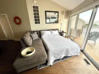 Relaxing 2-bed, 2 bath. River view with dock. Walk to Jet express!