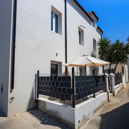 Studio Apartments Yucca, 2-Min to the Beach and 5 to Trogir