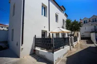 Studio Apartments Yucca, 2-Min to the Beach and 5 to Trogir - アパートメント