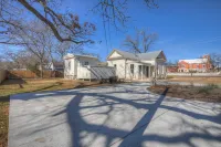 Gorgeous Home 1 Blk from Main with Hot Tub & Fire Pit! Hotels in Fredericksburg