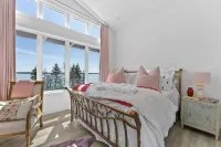 Modern Luxury Waterfront On Old Mission Peninsula Hotels in Peninsula Township