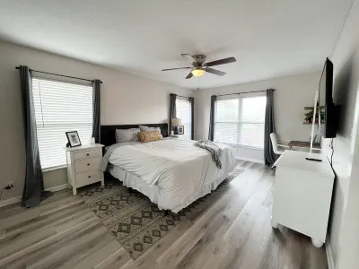 Centrally Located Cozy 2 Bedroom Apartment