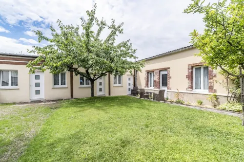 Independent studio with garden, near cathedral of Reims