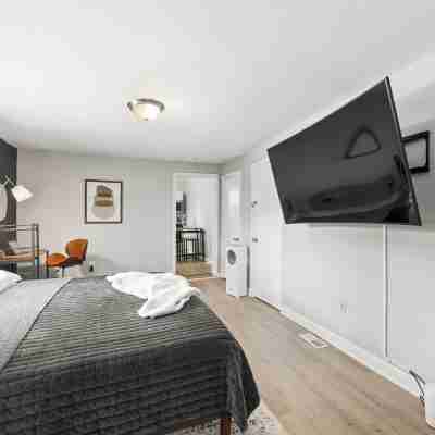 3 mins from Downtown - PS5, King Bed & EV Charger Rooms