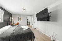 3 mins from Downtown - PS5, King Bed & EV Charger