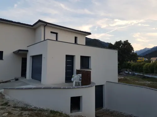 Casa ind'é noi: garden-level air-conditioned studio with parking space