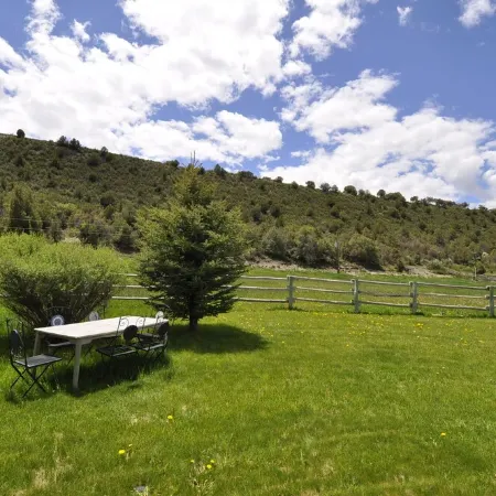 Gorgeous Pet-friendly Boutique Ranch ! Next to  skiing, fishing, rafting