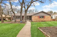 Modern home with swimming pool and hot tub Hotels near ALDI