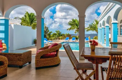 Luxury oceanfront villa, full AC private pool, direct ocean access, great diving Hotels in 