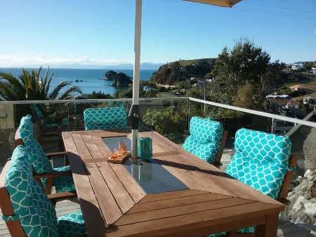 Kaiteriteri Beach Holiday Home, Elevated Sea Views and Mountain Biking Trails Отели рядом с достопримечательностью «Kaiteriteri Kayak»