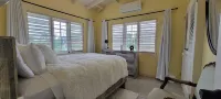 Hallelujah House - 3Br Retreat w/ Chef, Beach, & Island Experiences Hotels in 