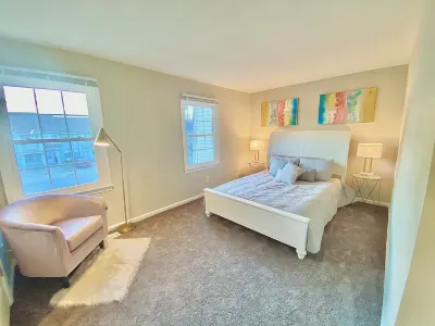 Modern, cozy, Townhouse Centrally Located! Hotels near Walmart Supercenter
