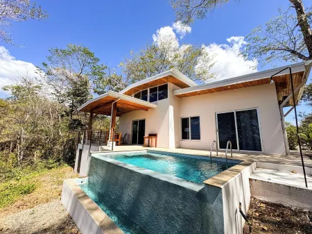Ocean View Hilltop Villa with Infinity Pool 25 Minutes from Tamarindo