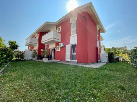 Flat with Private Garden by the Sea