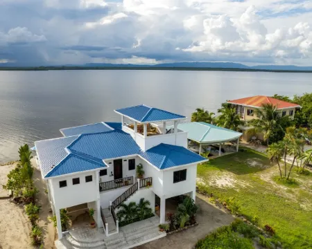 Ophelia's Villa: Waterfront Luxury with Private Pool Hotels in Maya Beach