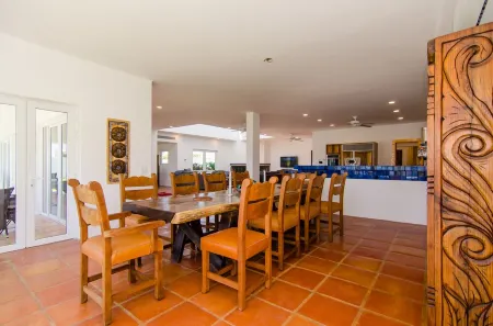 Amazing 6,000 sqft house sleeps 10, walk to Beach, Shops and Restaurants Отели рядом с достопримечательностью «Isis Healing House Alternative Therapies & seven Zenses Cabo Spa»