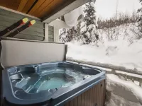 Ski in Ski out condo with private Hot Tub backing on Golf course. 2 bed 2 bath. Hotels in Sun Peaks
