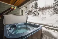 Ski in Ski out condo with private Hot Tub backing on Golf course. 2 bed 2 bath.