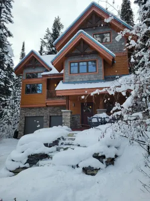 Gunners Lodge - Kicking Horse True Ski in/ Ski Out