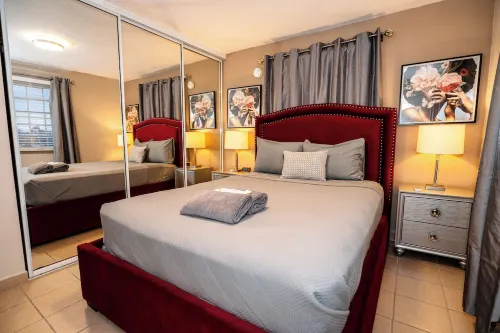 Luxury Retreat with Private Jacuzzi and Mountain Views. FREE Parking and Laundry