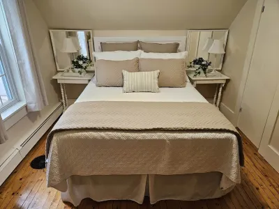 Cozy Cape Located In The Beautiful Seaside Town of Mahone  Bay
