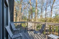 Cozy cottage nestled in the woods bordering beautiful Lake Cumberland